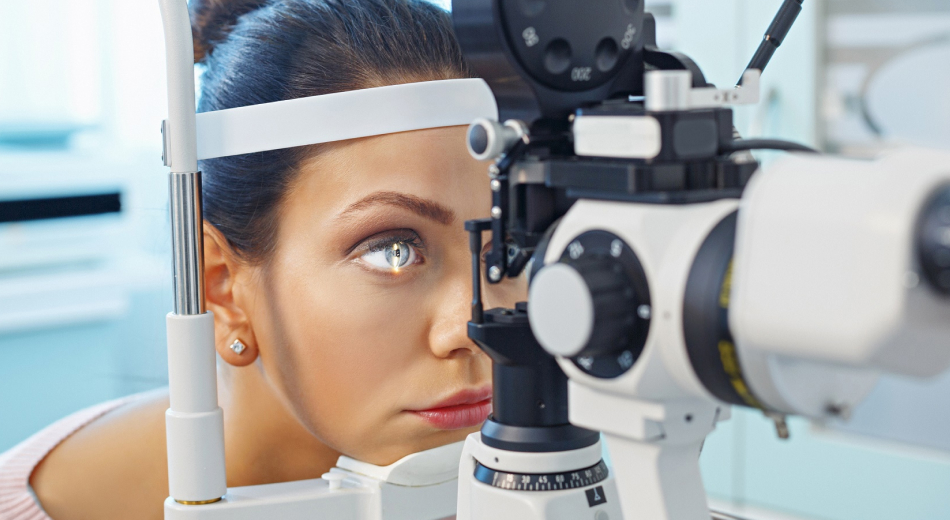 Persona trabajando con el escritorio bien organizado