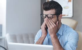 Espacio de trabajo con buena iluminación y postura correcta